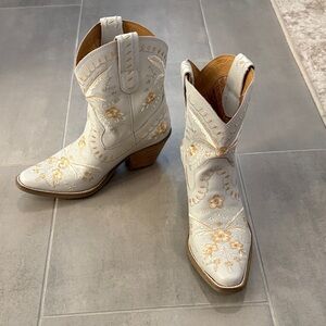 Dingo White and Gold Embroidered Heeled Boots